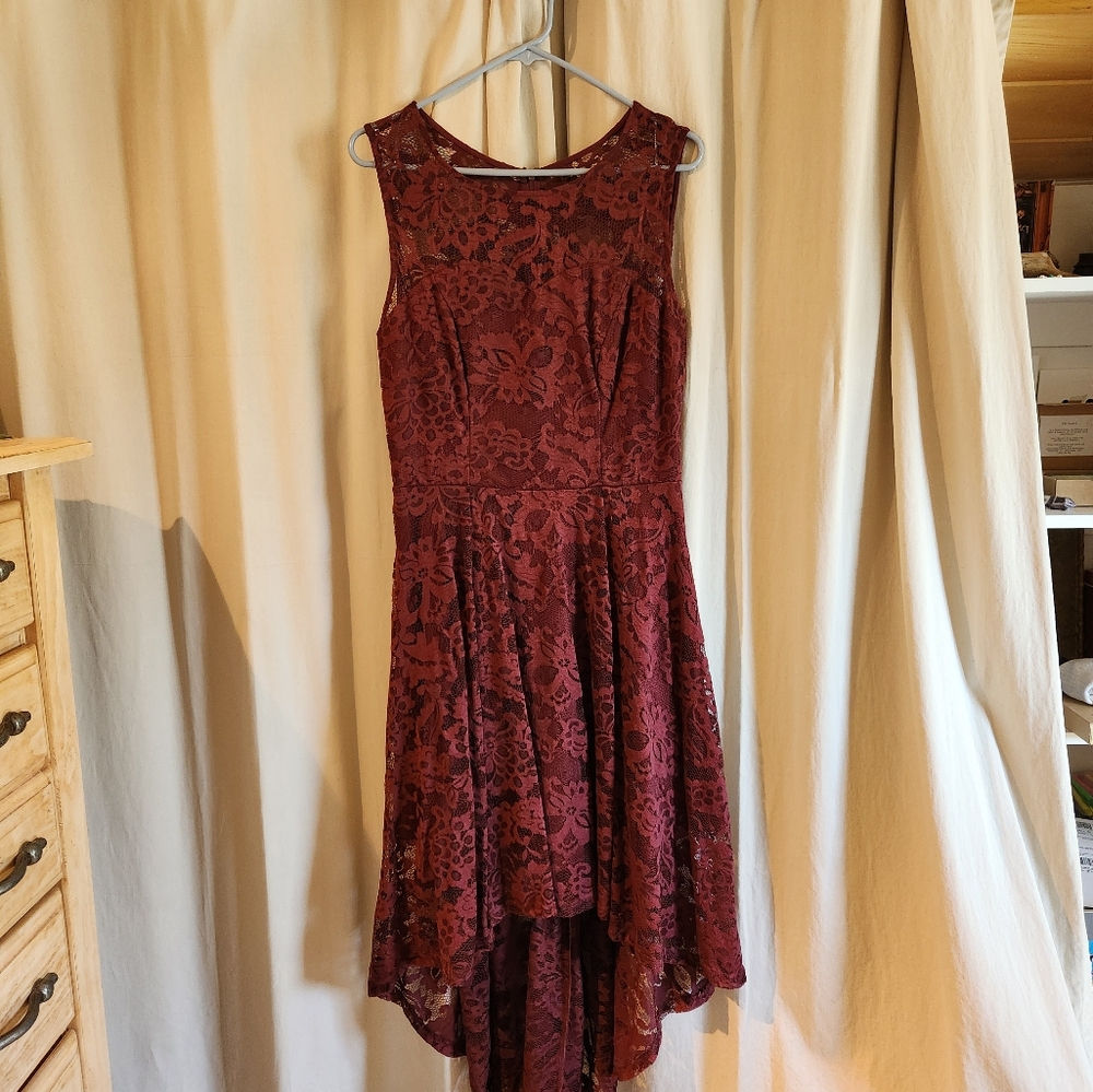 Maudress Elegant Floral Lace Crew Neck Hi-Lo Cocktail Dress. Maroon. NEVER WORN! - Picture 4 of 7